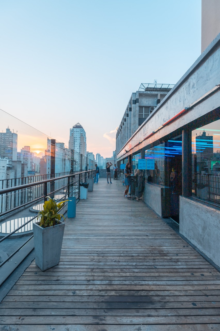 Fomos curtir o fervo do Tokyo, que transforma em karaokê e balada o terraço  de um prédio histórico de SP